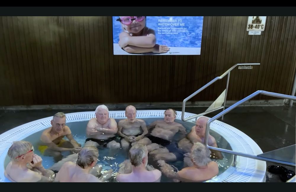 En grupp människor i en bubbelpool