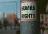 En dekal där det står every human has rights