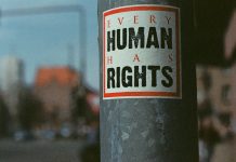 En dekal där det står every human has rights