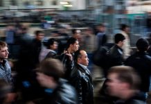 En grupp människor i rusningstrafik