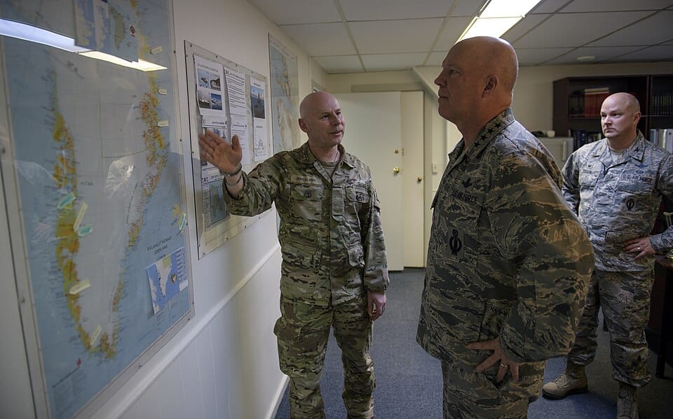 Två män i militärkläder