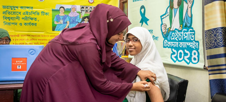 En kvinna som får vaccin i armen
