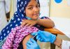 En kvinna som får en vaccinspruta