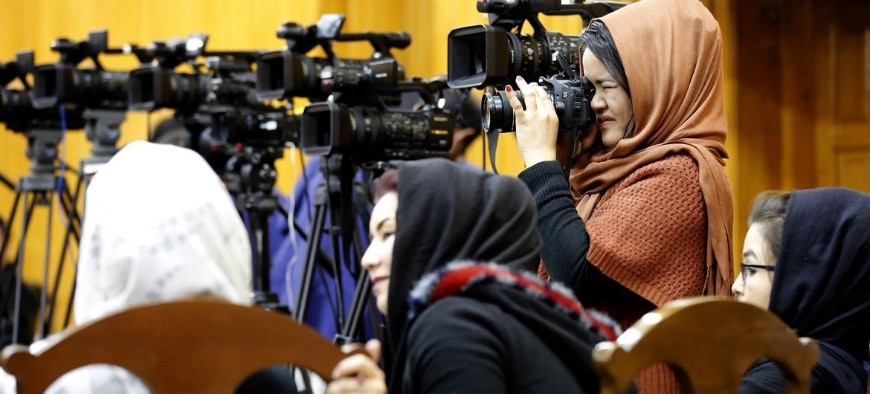Kvinnliga journalister med filmkameror
