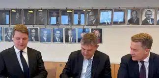 Norge tecknar nytt tvåårigt avtal med UNRWA Tre män som undertecknar ett dokument