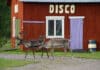 Renar utanför en röd stuga