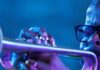 En man som spelar trumpet