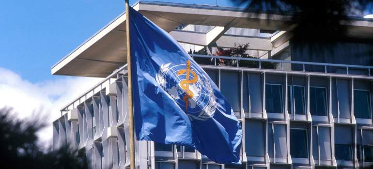 En flagga framför en byggnad